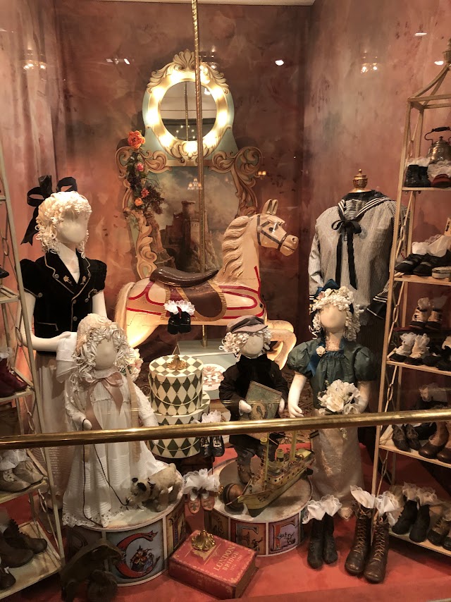 titanic musuem clothes